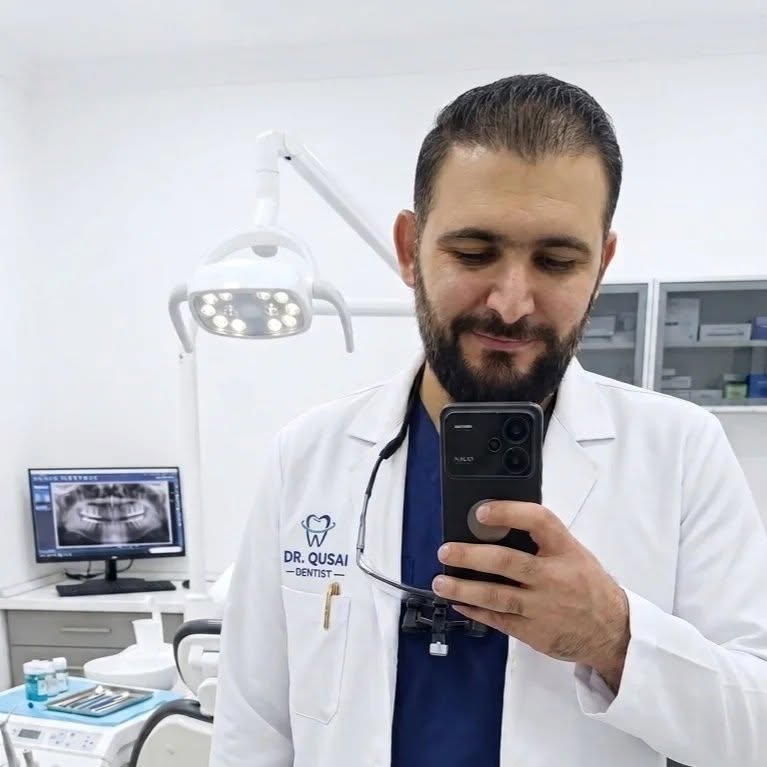 الدكتور قصي في العيادة