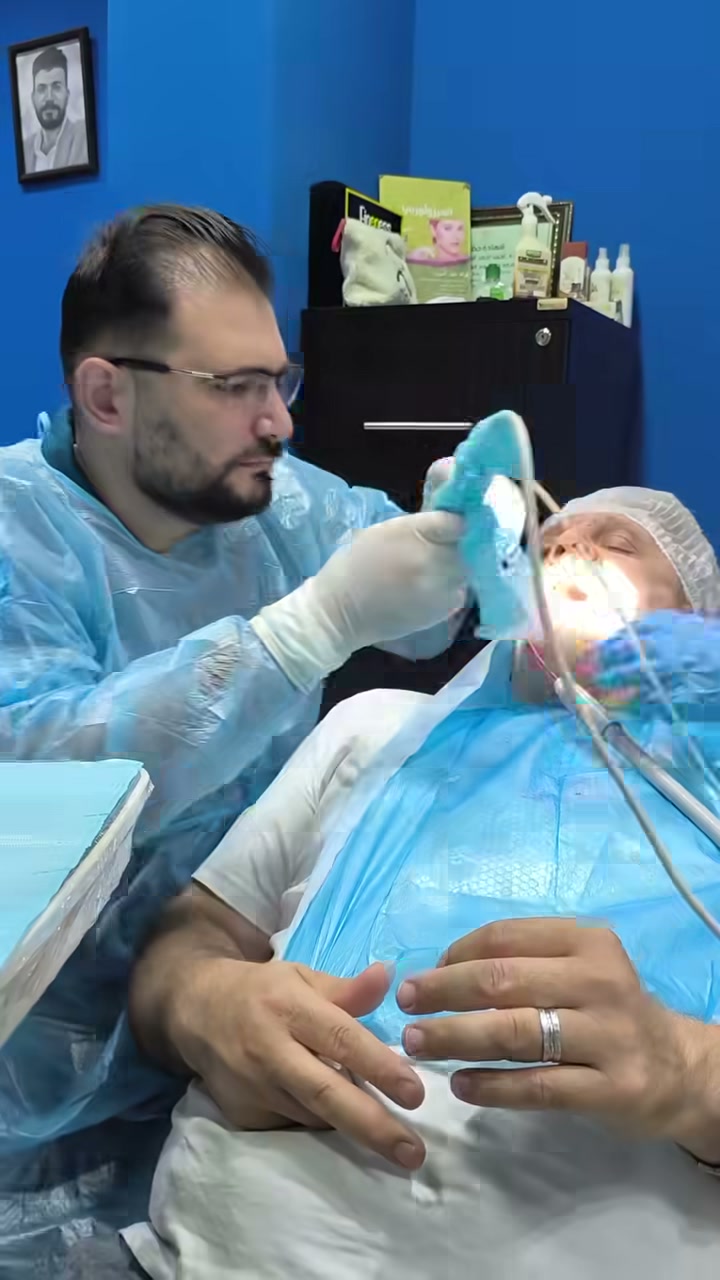 الدكتور قصي أثناء العمل